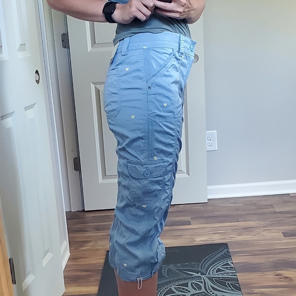 STYLE & CO LIGHT BLUE MID RISE CARGO CAPRIS WITH HEARTS.. - Picture 2 of 13